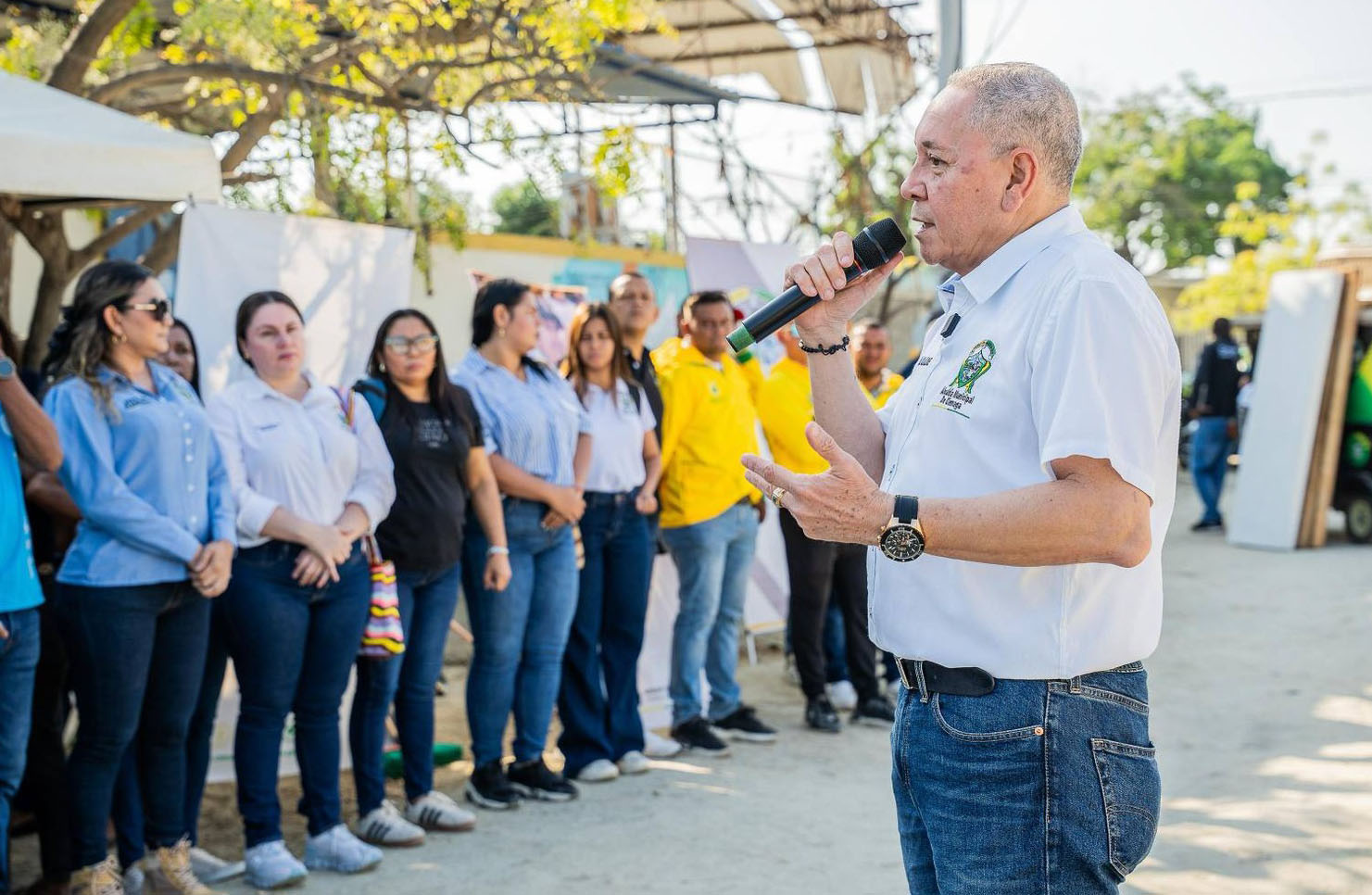 La Gestora Social, el secretario de Hacienda y varios miembros del gabinete Municipal, participaron de la actividad acompañando a las familias, jugando con los niños y embelleciendo con pintura las fachadas de las viviendas.